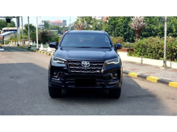 2024 Toyota Fortuner 2.8 GR Sport SUV Kick Sensor Diesel AT Hitam Metalik full