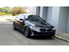 2022 BMW 530i 2.0 Opulence Sedan AT Hitam Sunroof – Low KM17rb – RECORD