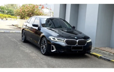 2022 BMW 530i 2.0 Opulence Sedan AT Hitam Sunroof – Low KM17rb – RECORD