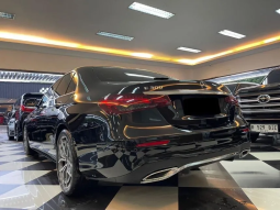 2023 Mercedes-Benz E300 2.0 AMG Line Sedan Black BAYAR 250JT JADI MILIK SENDIRI Km 1Rb Super Antik Service Record Sunroof Bagasi PBD Free Service full