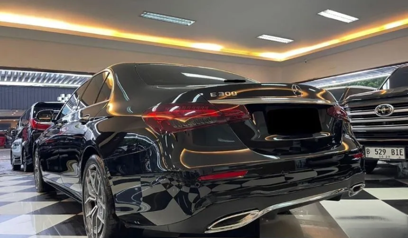 2023 Mercedes-Benz E300 2.0 AMG Line Sedan Black BAYAR 250JT JADI MILIK SENDIRI Km 1Rb Super Antik Service Record Sunroof Bagasi PBD Free Service full