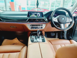 2022 BMW 730Li 2.0 M Sport Sedan Black on Brown Facelift Msport Hitam full