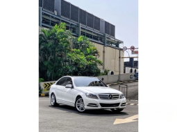 2013 Mercedes-Benz C300 3.0 Avantgarde Sedan KM 50.000 ANTIK SEKALI Mercedes Benz C300 Facelift 3000CC 2013 V6 White On Black Full Spec Perfect full