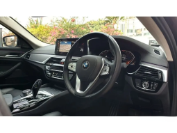 2022 BMW 530i 2.0 Opulence Sedan AT Hitam Sunroof – Low KM17rb – RECORD full