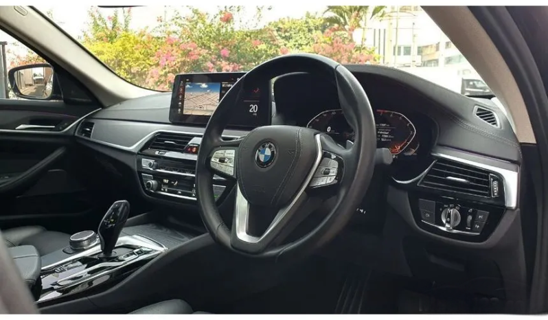 2022 BMW 530i 2.0 Opulence Sedan AT Hitam Sunroof – Low KM17rb – RECORD full