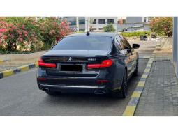 2022 BMW 530i 2.0 Opulence Sedan AT Hitam Sunroof – Low KM17rb – RECORD full