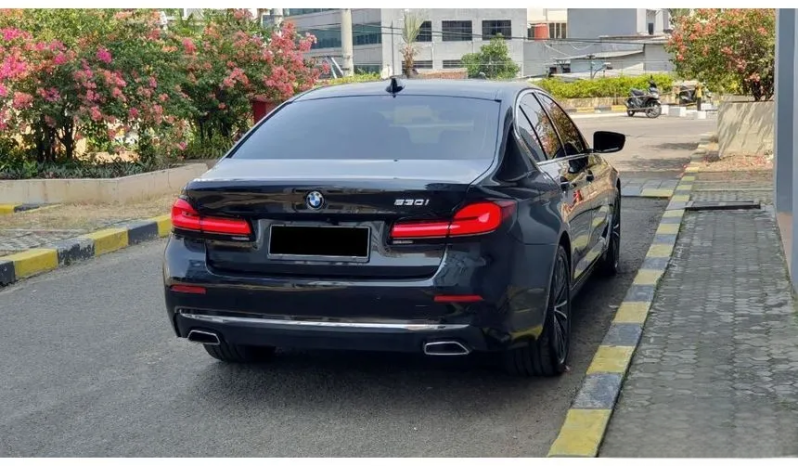 2022 BMW 530i 2.0 Opulence Sedan AT Hitam Sunroof – Low KM17rb – RECORD full