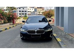 2022 BMW 530i 2.0 Opulence Sedan AT Hitam Sunroof – Low KM17rb – RECORD full