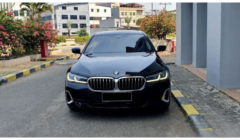 2022 BMW 530i 2.0 Opulence Sedan AT Hitam Sunroof – Low KM17rb – RECORD full