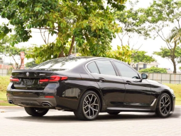 2022 BMW 520i 2.0 M Sport Sedan AT Hitam ( TDP 15jt ) Kondisi Istimewa Dan Dijamin Siap Pakai #kawanmobilbekas full