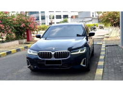 2022 BMW 530i 2.0 Opulence Sedan AT Hitam Sunroof – Low KM17rb – RECORD full