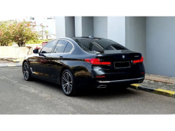 2022 BMW 530i 2.0 Opulence Sedan AT Hitam Sunroof – Low KM17rb – RECORD full