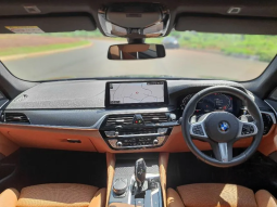 2023 BMW 520i 2.0 M Sport Sedan full