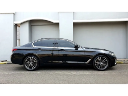 2022 BMW 530i 2.0 Opulence Sedan AT Hitam Sunroof – Low KM17rb – RECORD full