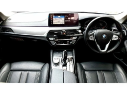 2022 BMW 530i 2.0 Opulence Sedan AT Hitam Sunroof – Low KM17rb – RECORD full